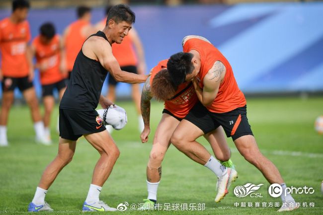 礼服，与金色短发完美搭配 《饥饿游戏3》曝片场照 劳伦斯、锤弟穿宽棉袍 2014-05-08 当地时间5月7日，法国巴黎，詹妮弗·劳伦斯现身《饥饿游戏3：自由幻梦（下）》片场，与”锤弟“利亚姆·海姆斯沃斯继续拍摄该片剩下的戏份。