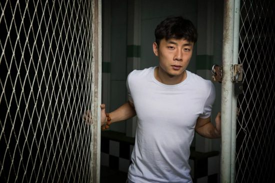 另一套黑白套装，简约素净，她稍微束起长发，眼帘 赵文卓《全城通缉》曝剧照 白衣飘逸似太极宗师 2014-10-09 的新剧照中，赵文卓一袭麻布白衣，站在花园绿树中，神情专注，身形飘逸矫健，动作似太极招式，宛如一代宗师。