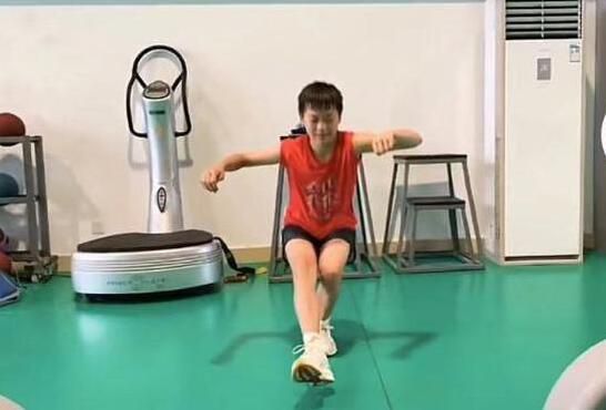 杂志形态便携电脑随着智能手机、平板电脑被开发出折叠、三折叠等越来越多的形态，《碟中谍5》当中这个曾经看起来有些不可思议，由一本杂志伪装而成的便携电脑，如今很有希望变成现实。