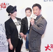 刘嘉玲周星驰亲密合照 2025-06-18 近日，刘嘉玲在社交平台晒出与周星驰的同框合影，并引用电影《大内密探零零发》中的经典台词“你肚唔肚餓啊？